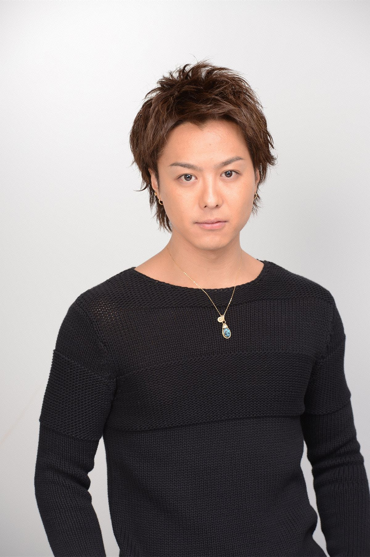 ネックレスをつけた黒いロングTシャツを着ているEXILEのTAKAHIROの画像