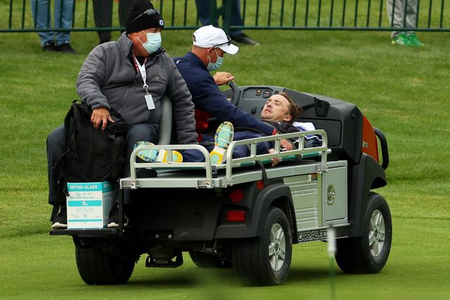 一安心です - 現地時間23日にゴルフ場で倒れ、カートに乗せられたトム・フェルトン