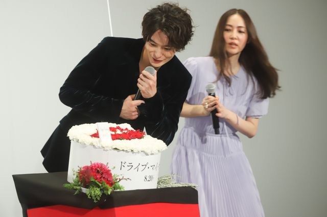 岡田将生、バースデーサプライズに笑顔！『ドライブ・マイ・カー』プレミアイベント（11枚目）