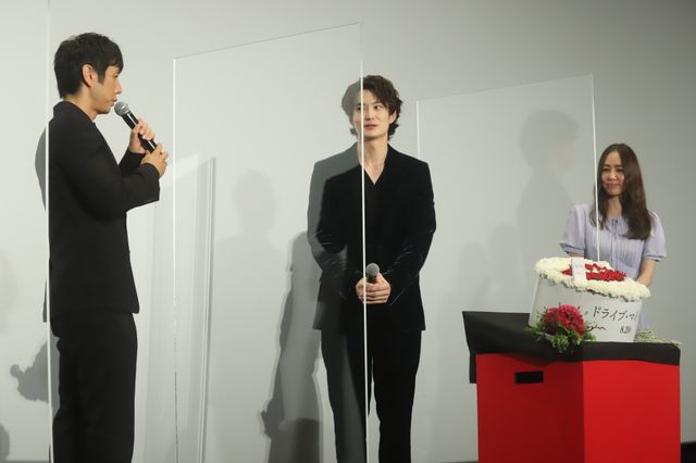 岡田将生、バースデーサプライズに笑顔！『ドライブ・マイ・カー』プレミアイベント（12枚目）