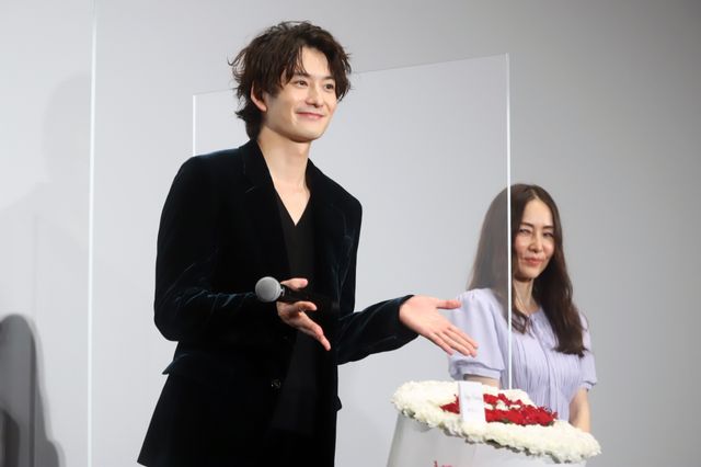 岡田将生、バースデーサプライズに笑顔！『ドライブ・マイ・カー』プレミアイベント（14枚目）
