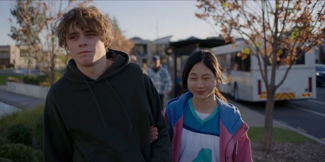 『ブリング・ハー・バック』期待の新鋭アンディ役のビリー・バラットと、妹パイパー役のソラ・ウォン