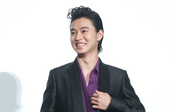 神木隆之介の肩に手を置く岡田将生を見つめる新田真剣佑　ほか山崎賢人の笑顔ショットも『ジョジョの奇妙な冒険』公開記念舞台あいさつ：フォトギャラリー