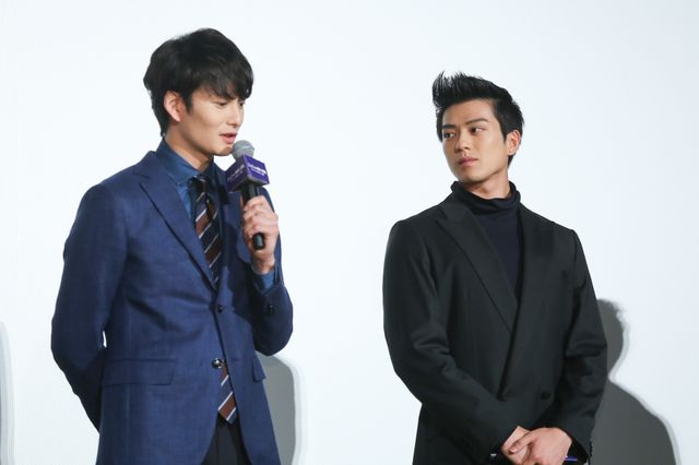 神木隆之介の肩に手を置く岡田将生を見つめる新田真剣佑　ほか山崎賢人の笑顔ショットも『ジョジョの奇妙な冒険』公開記念舞台あいさつ（2枚目）