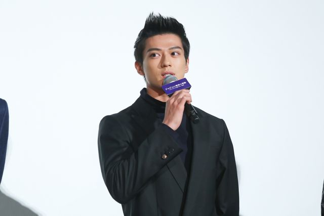 神木隆之介の肩に手を置く岡田将生を見つめる新田真剣佑　ほか山崎賢人の笑顔ショットも『ジョジョの奇妙な冒険』公開記念舞台あいさつ（3枚目）