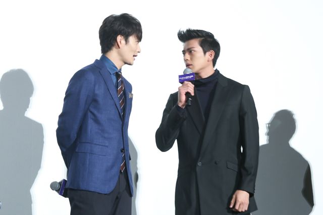 神木隆之介の肩に手を置く岡田将生を見つめる新田真剣佑　ほか山崎賢人の笑顔ショットも『ジョジョの奇妙な冒険』公開記念舞台あいさつ（6枚目）