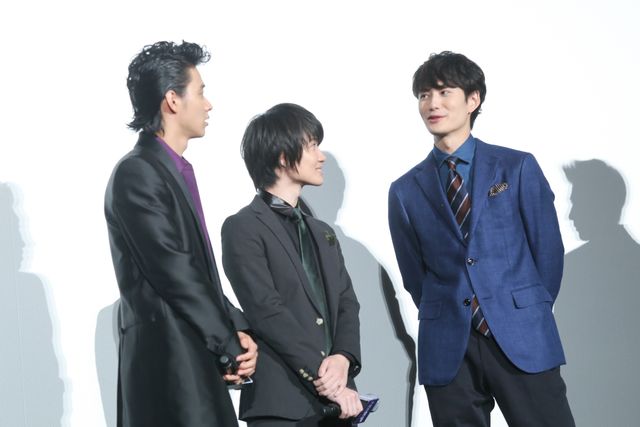 神木隆之介の肩に手を置く岡田将生を見つめる新田真剣佑　ほか山崎賢人の笑顔ショットも『ジョジョの奇妙な冒険』公開記念舞台あいさつ（8枚目）