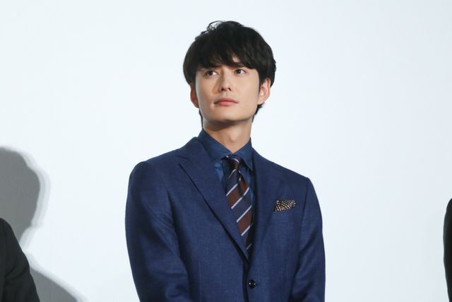 神木隆之介の肩に手を置く岡田将生を見つめる新田真剣佑　ほか山崎賢人の笑顔ショットも『ジョジョの奇妙な冒険』公開記念舞台あいさつ（10枚目）