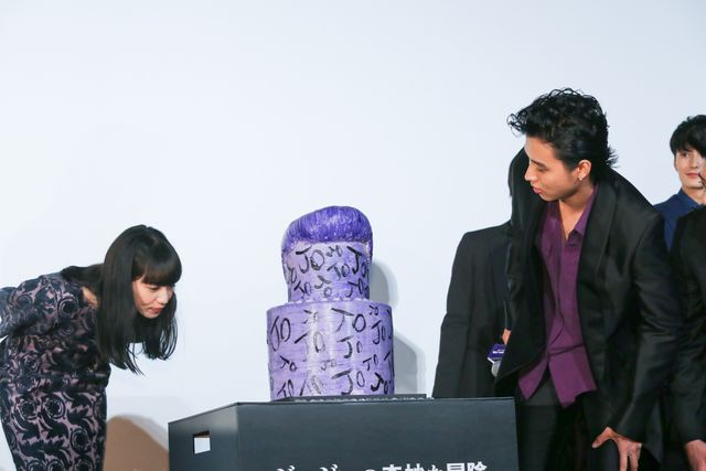 神木隆之介の肩に手を置く岡田将生を見つめる新田真剣佑　ほか山崎賢人の笑顔ショットも『ジョジョの奇妙な冒険』公開記念舞台あいさつ（11枚目）