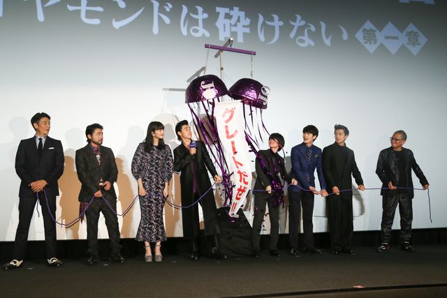 神木隆之介の肩に手を置く岡田将生を見つめる新田真剣佑　ほか山崎賢人の笑顔ショットも『ジョジョの奇妙な冒険』公開記念舞台あいさつ（15枚目）