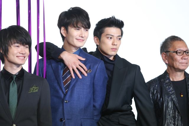 神木隆之介の肩に手を置く岡田将生を見つめる新田真剣佑　ほか山崎賢人の笑顔ショットも『ジョジョの奇妙な冒険』公開記念舞台あいさつ（17枚目）