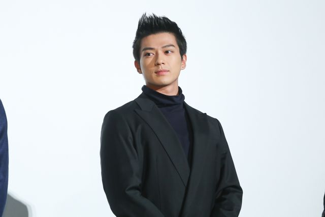 神木隆之介の肩に手を置く岡田将生を見つめる新田真剣佑　ほか山崎賢人の笑顔ショットも『ジョジョの奇妙な冒険』公開記念舞台あいさつ（19枚目）