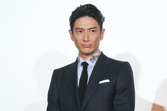 神木隆之介の肩に手を置く岡田将生を見つめる新田真剣佑　ほか山崎賢人の笑顔ショットも『ジョジョの奇妙な冒険』公開記念舞台あいさつ（20枚目）