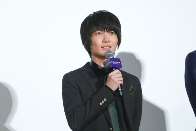 神木隆之介の肩に手を置く岡田将生を見つめる新田真剣佑　ほか山崎賢人の笑顔ショットも『ジョジョの奇妙な冒険』公開記念舞台あいさつ（22枚目）