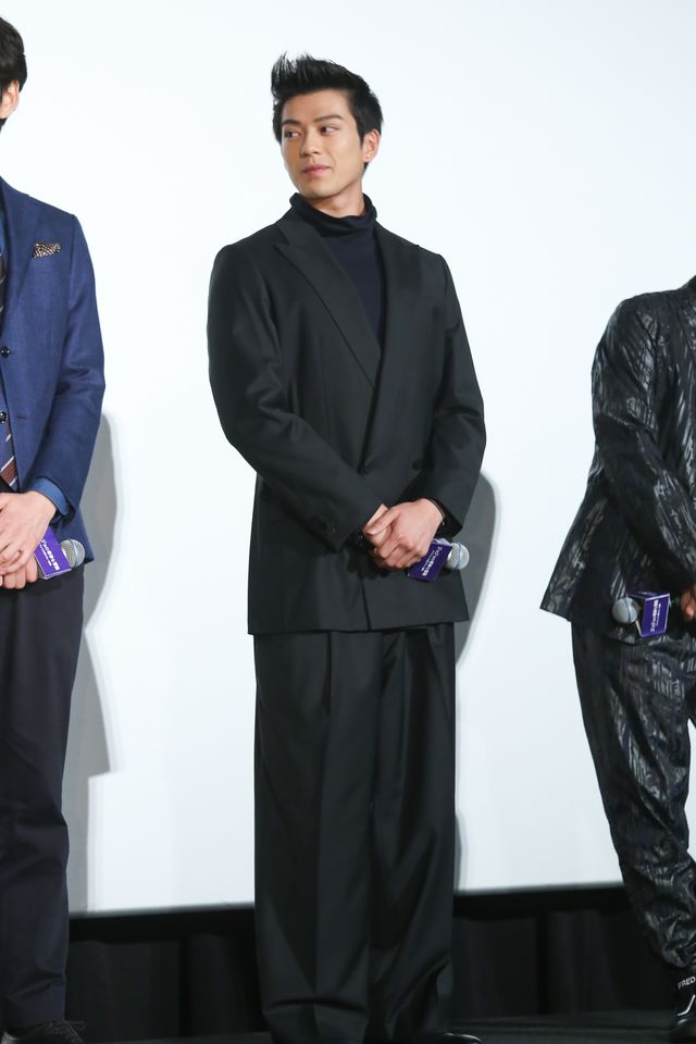 神木隆之介の肩に手を置く岡田将生を見つめる新田真剣佑　ほか山崎賢人の笑顔ショットも『ジョジョの奇妙な冒険』公開記念舞台あいさつ（25枚目）