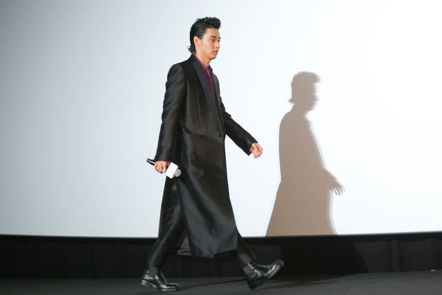 神木隆之介の肩に手を置く岡田将生を見つめる新田真剣佑　ほか山崎賢人の笑顔ショットも『ジョジョの奇妙な冒険』公開記念舞台あいさつ（26枚目）