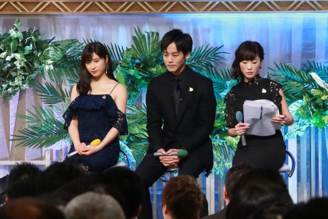 シックな衣装で松坂桃李＆土屋太鳳が登場！「第63回 有馬記念」公開枠順抽選会：フォトギャラリー