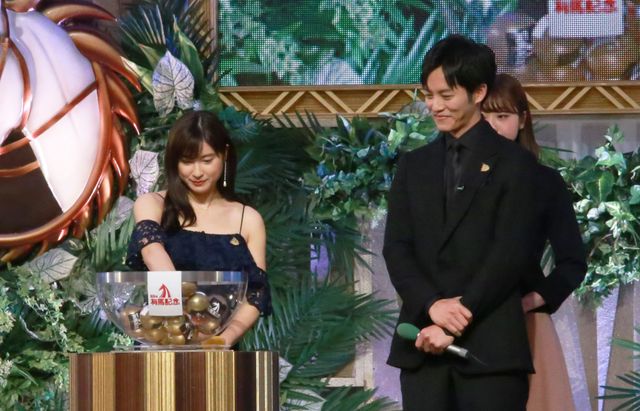 シックな衣装で松坂桃李＆土屋太鳳が登場！「第63回 有馬記念」公開枠順抽選会（3枚目）