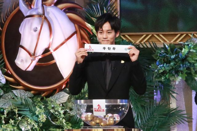 シックな衣装で松坂桃李＆土屋太鳳が登場！「第63回 有馬記念」公開枠順抽選会（6枚目）