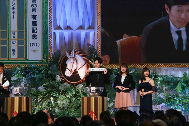 シックな衣装で松坂桃李＆土屋太鳳が登場！「第63回 有馬記念」公開枠順抽選会（8枚目）