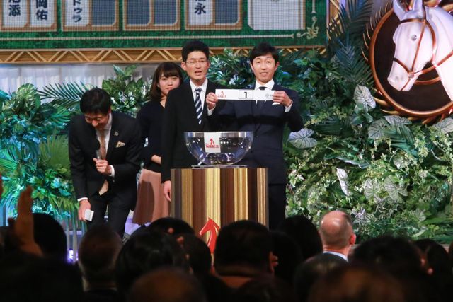 シックな衣装で松坂桃李＆土屋太鳳が登場！「第63回 有馬記念」公開枠順抽選会（10枚目）