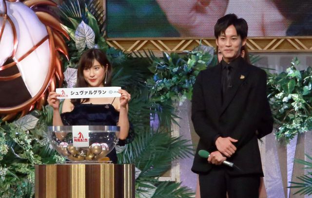シックな衣装で松坂桃李＆土屋太鳳が登場！「第63回 有馬記念」公開枠順抽選会（13枚目）