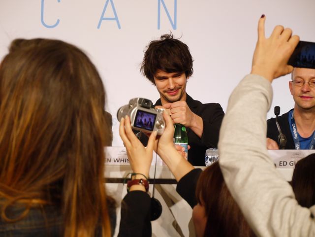 ベン・ウィショーがファンサービス！映画『ザ・ロブスター（原題） / The Lobster 』カンヌ公式会見フォトギャラリー（7枚目）