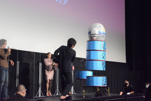 藤原竜也、土屋太鳳、風間俊介ら“鳩だるま落とし”に挑戦！『鳩の撃退法』公開初日舞台あいさつ（3枚目）