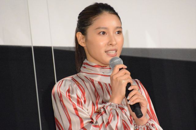 藤原竜也、土屋太鳳、風間俊介ら“鳩だるま落とし”に挑戦！『鳩の撃退法』公開初日舞台あいさつ（12枚目）