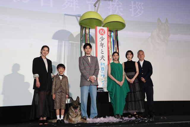 高橋文哉＆西野七瀬、映画で共演した犬と再会！『少年と犬』初日舞台あいさつ：フォトギャラリー