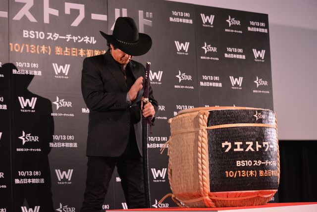 これが藤岡弘、だ！日本刀で鏡割りフォトギャラリー：フォトギャラリー