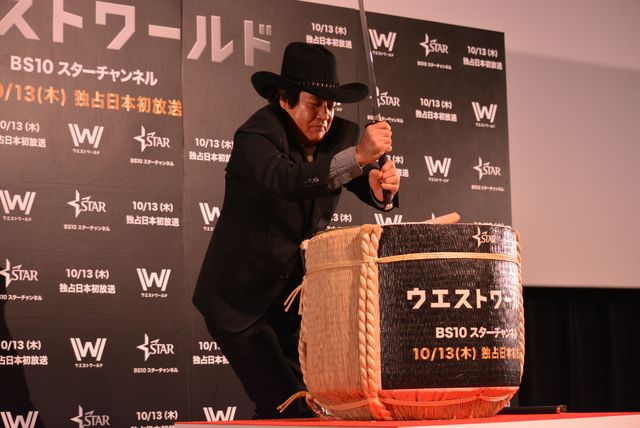 これが藤岡弘、だ！日本刀で鏡割りフォトギャラリー（3枚目）