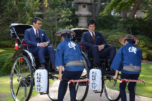 中井貴一＆阿部寛、人力車で登場！フォトギャラリー：フォトギャラリー