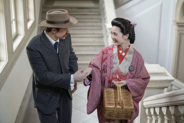 リヨ（北香那）の手を取るヘブン（トミー・バストウ）…朝ドラ「ばけばけ」第9週「スキップ、ト、ウグイス。」第45回：フォトギャラリー