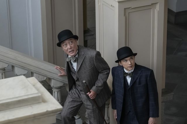 リヨ（北香那）の手を取るヘブン（トミー・バストウ）…朝ドラ「ばけばけ」第9週「スキップ、ト、ウグイス。」第45回（2枚目）