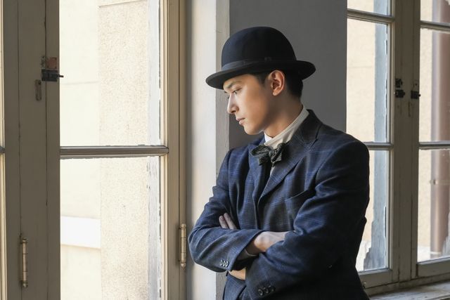 リヨ（北香那）の手を取るヘブン（トミー・バストウ）…朝ドラ「ばけばけ」第9週「スキップ、ト、ウグイス。」第45回（3枚目）