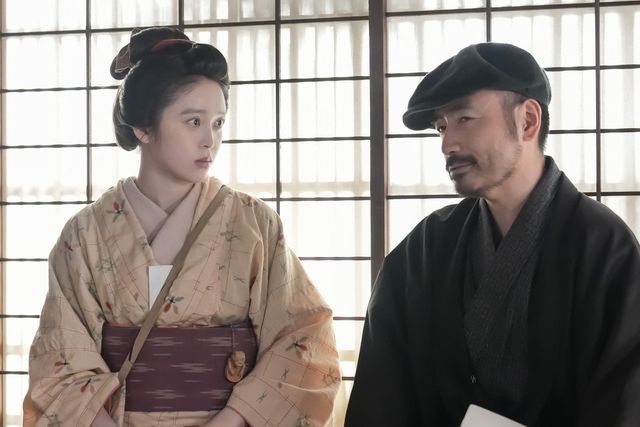 リヨ（北香那）の手を取るヘブン（トミー・バストウ）…朝ドラ「ばけばけ」第9週「スキップ、ト、ウグイス。」第45回（4枚目）