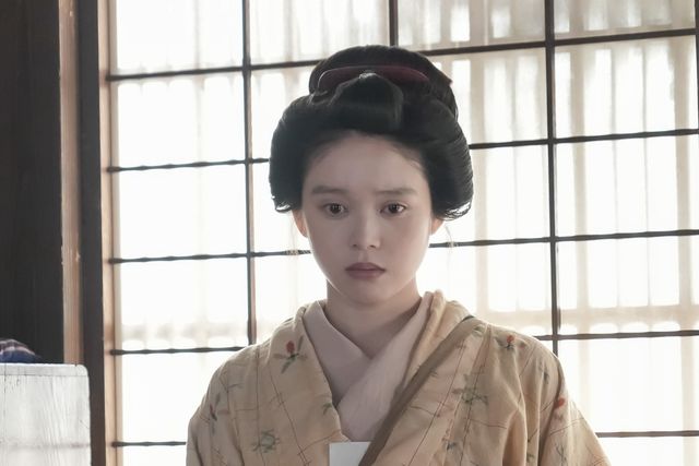 リヨ（北香那）の手を取るヘブン（トミー・バストウ）…朝ドラ「ばけばけ」第9週「スキップ、ト、ウグイス。」第45回（5枚目）