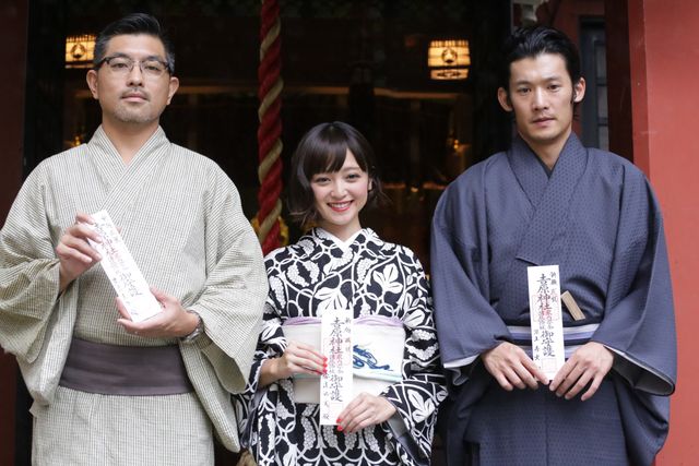 大胆ヌードに挑んだ安達祐実、神社でヒット祈願！フォトギャラリー：フォトギャラリー