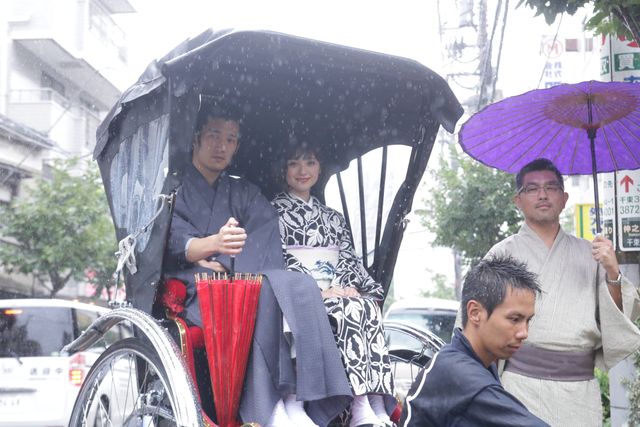 大胆ヌードに挑んだ安達祐実、神社でヒット祈願！フォトギャラリー（3枚目）