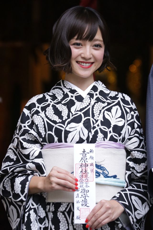 大胆ヌードに挑んだ安達祐実、神社でヒット祈願！フォトギャラリー（9枚目）