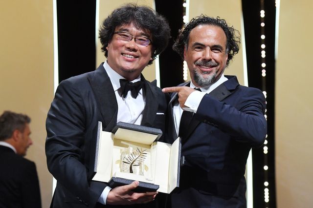 授賞式でのポン・ジュノ監督とアレハンドロ・ゴンサレス・イニャリトゥ監督