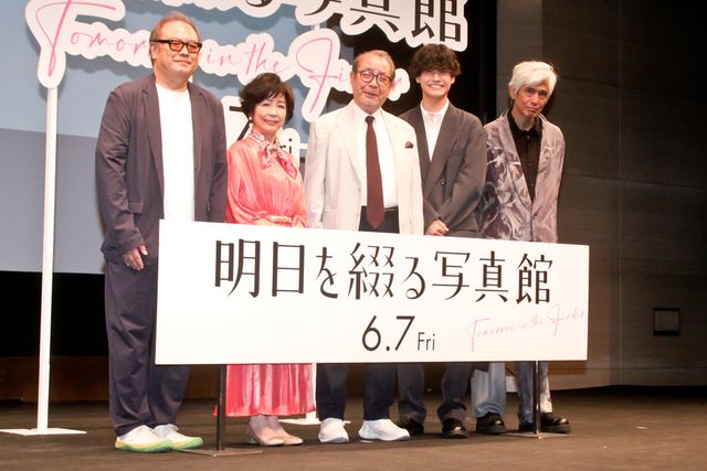 Aぇ! group佐野晶哉、平泉成らベテランに囲まれ笑顔！『明日を綴る写真館』舞台挨拶の様子：フォトギャラリー
