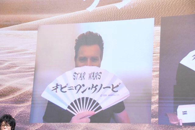 ヘイデン・クリステンセン、ダース・ベイダーと日本語で書かれた扇子に大興奮！（2枚目）