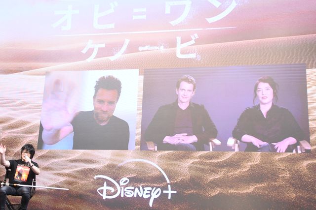 ヘイデン・クリステンセン、ダース・ベイダーと日本語で書かれた扇子に大興奮！（3枚目）