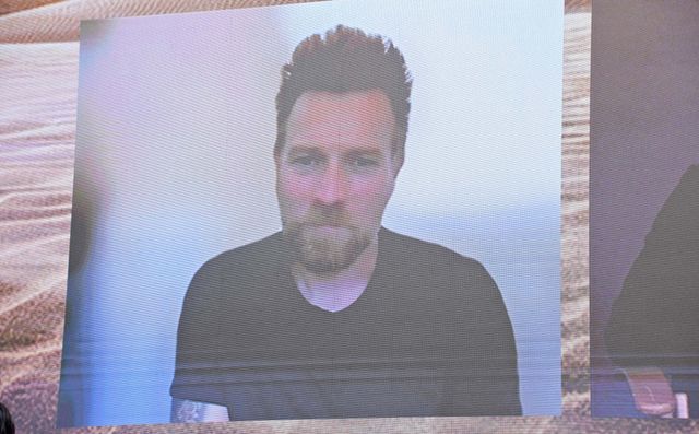 ヘイデン・クリステンセン、ダース・ベイダーと日本語で書かれた扇子に大興奮！（4枚目）