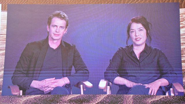 ヘイデン・クリステンセン、ダース・ベイダーと日本語で書かれた扇子に大興奮！（5枚目）