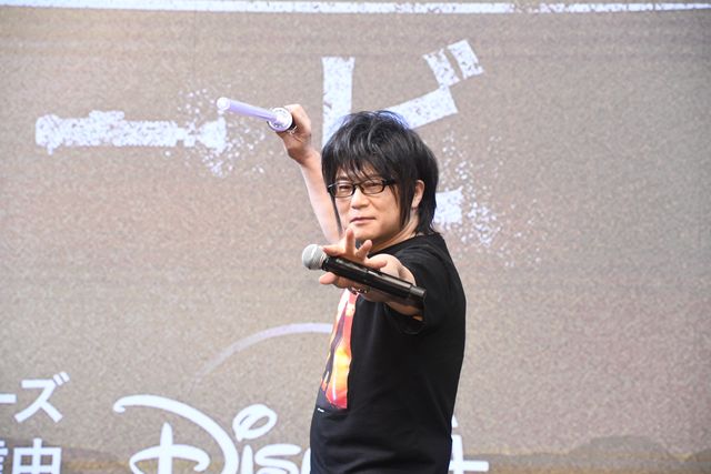 ヘイデン・クリステンセン、ダース・ベイダーと日本語で書かれた扇子に大興奮！（6枚目）