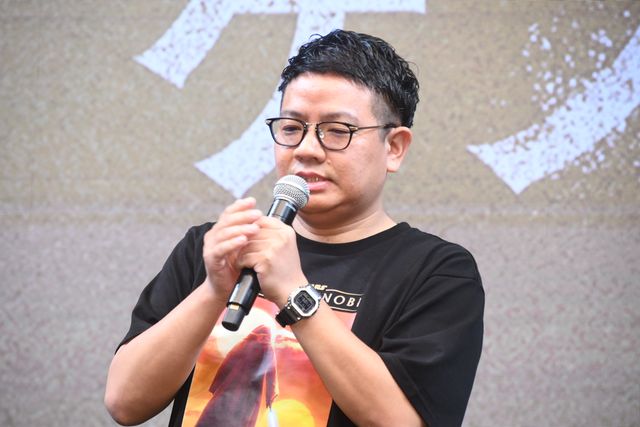 ヘイデン・クリステンセン、ダース・ベイダーと日本語で書かれた扇子に大興奮！（7枚目）