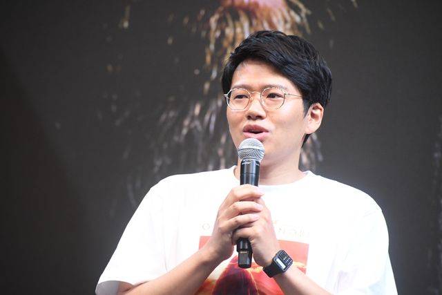 ヘイデン・クリステンセン、ダース・ベイダーと日本語で書かれた扇子に大興奮！（8枚目）